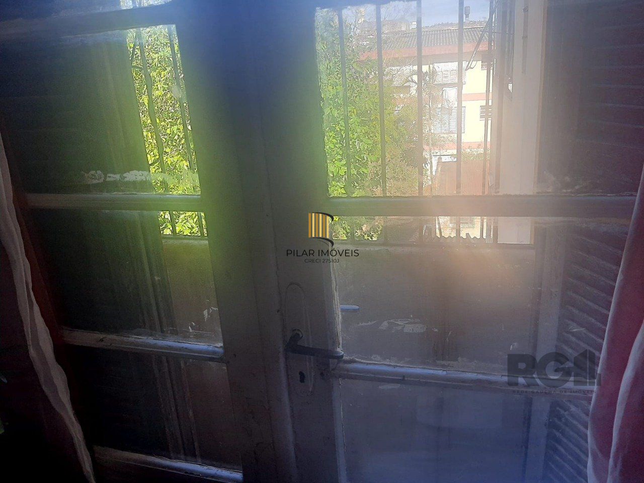 Apartamento 2 dormitórios, com dependência, de frente a fundos, com sacada, bair