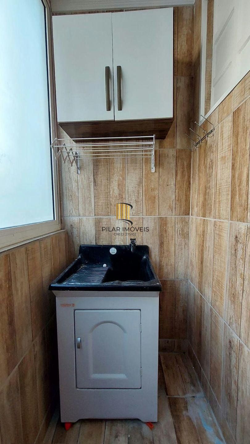 Apartamento Reformado de 2 Dormitórios com Sacada no Menino Deus, Porto Alegre