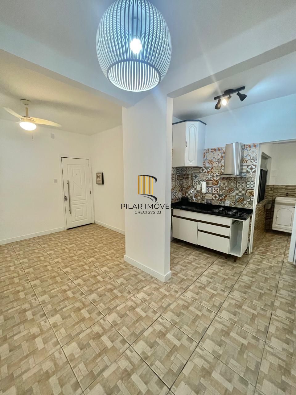 Parte da área externa que possui uma cobertura, após a venda, deve voltar a forma original, sem cobertura. Apartamento estilo garden com área externa privativa, 02 quartos com ventilador de teto, livi