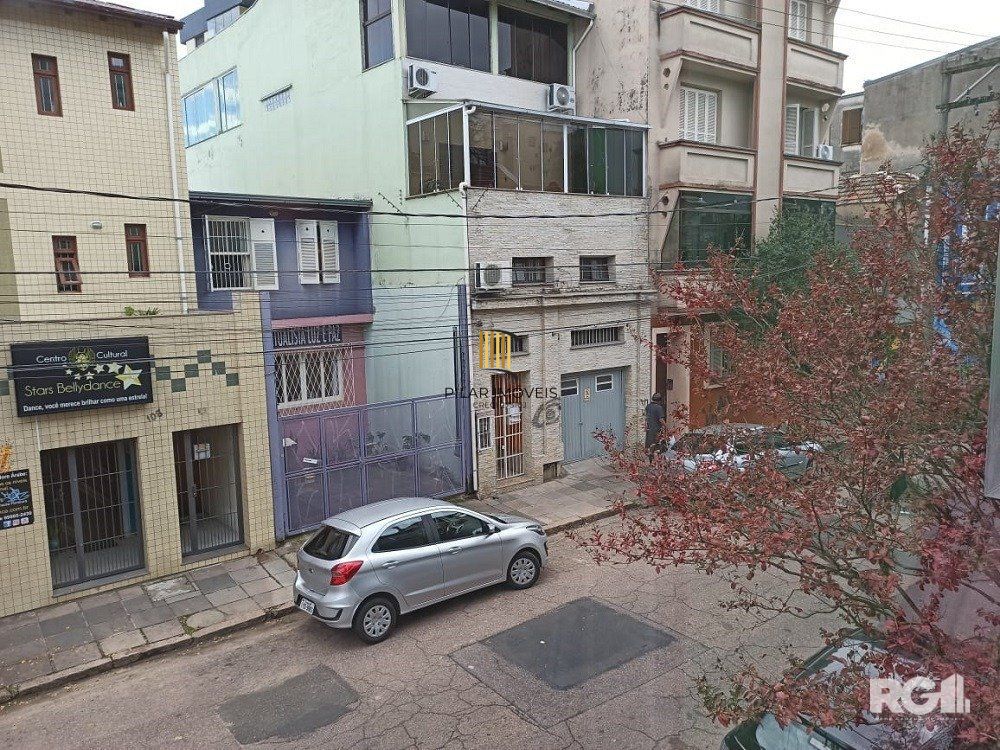 Apartamento à venda na Cidade Baixa – 2 dormitórios, de frente, com sacada integrada – Somente para investidor.