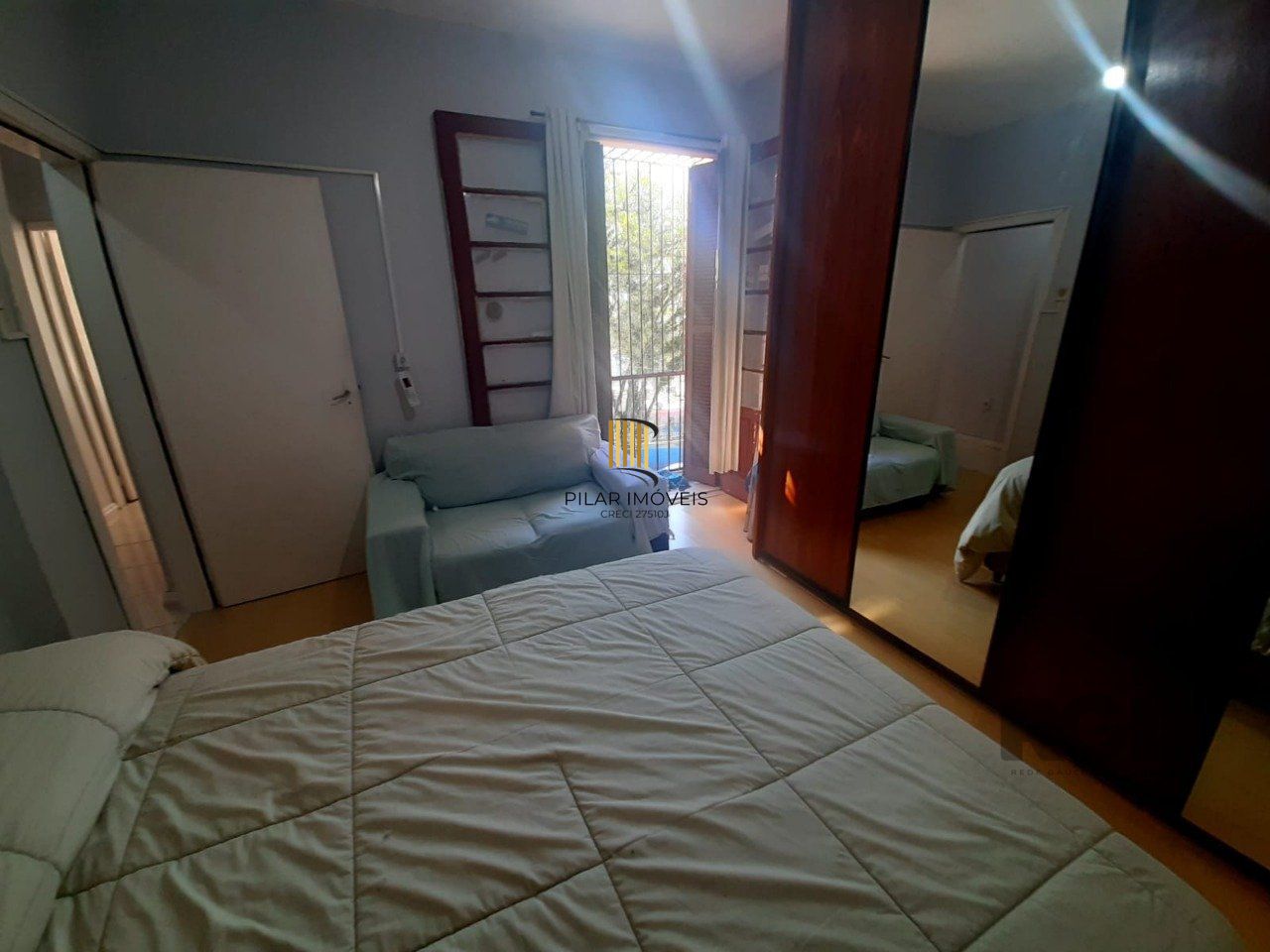 Apartamento 2 dormitórios, com dependência, de frente a fundos, com sacada, bair