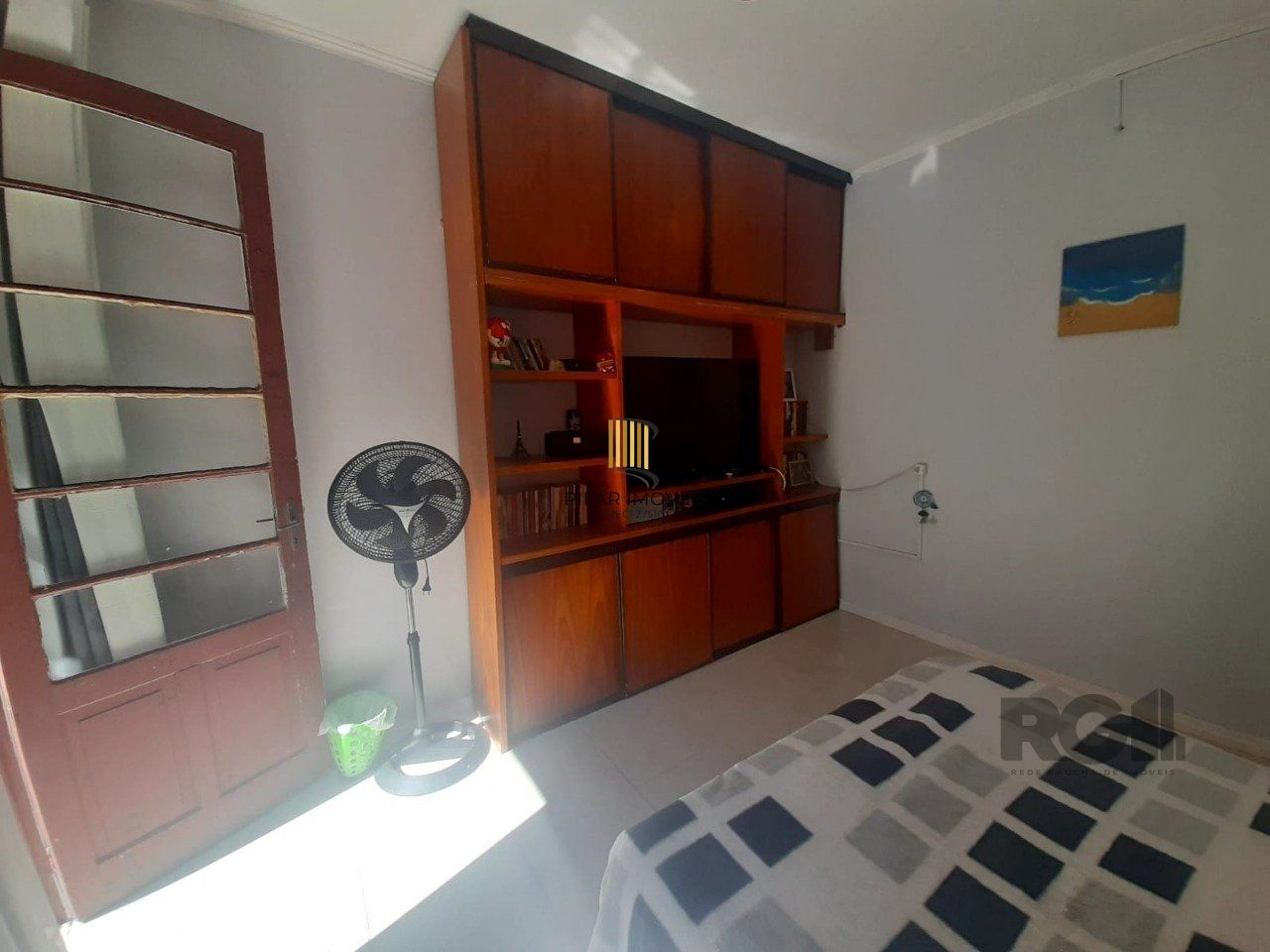 Apartamento 2 dormitórios, com dependência, de frente a fundos, com sacada, bair