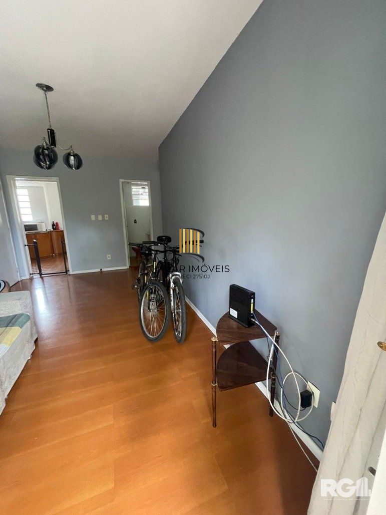 Apartamento de 2 dormitórios sendo um com sacada e garagem para 2 carros.
