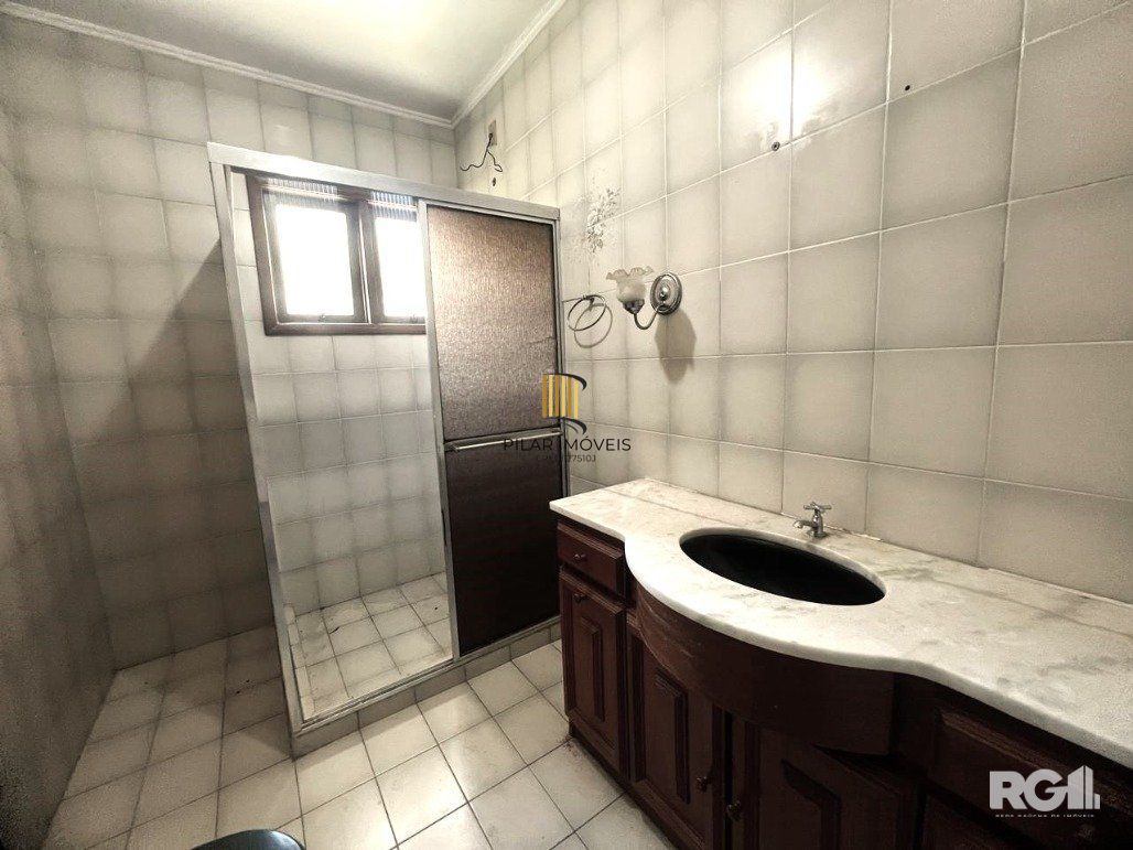 Casa com 351,60m2 de área construída em propriedade de 743m2 no Bairro Jardim Carvalho.