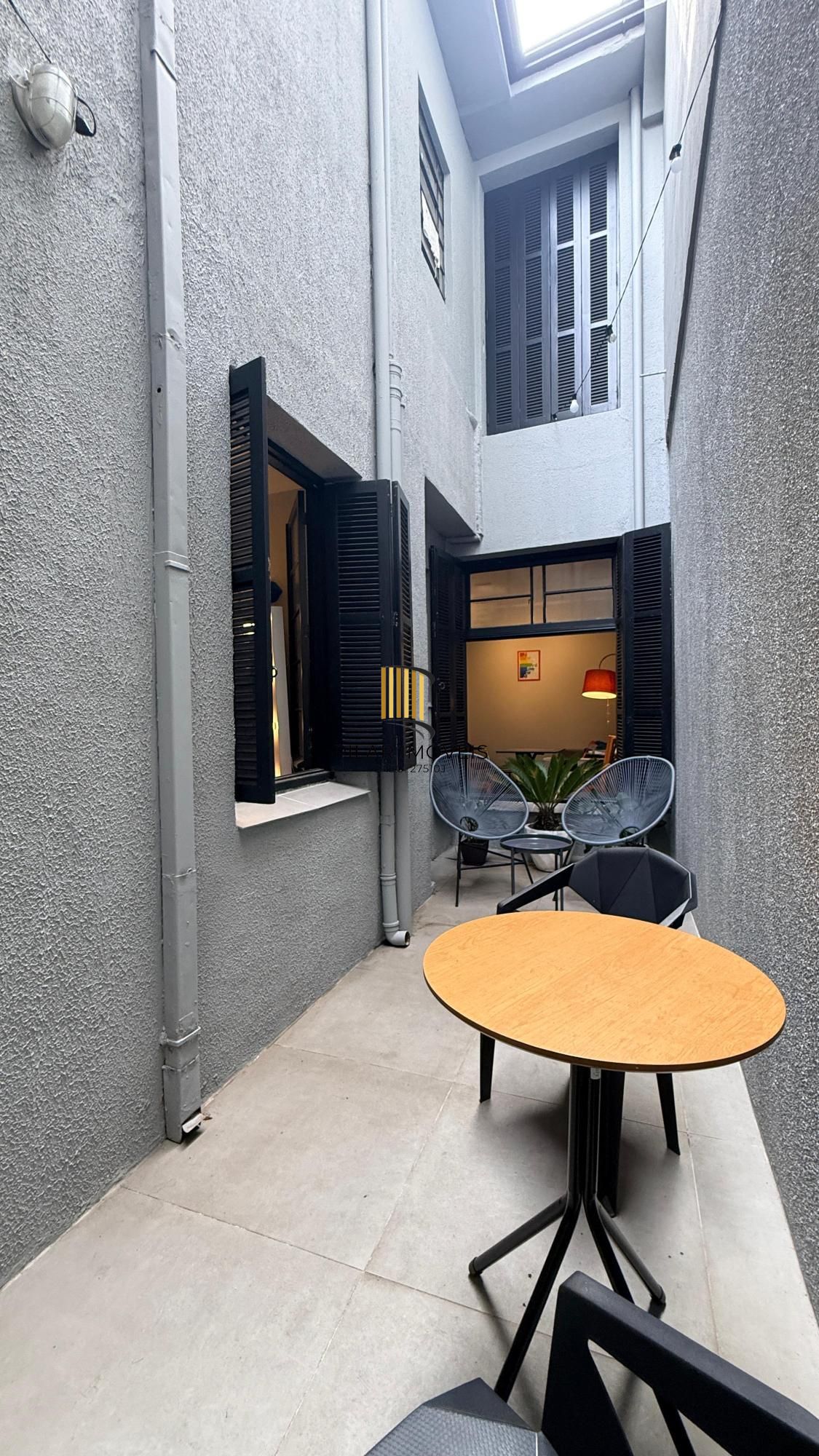 Prédio na Andre da Rocha com garagem