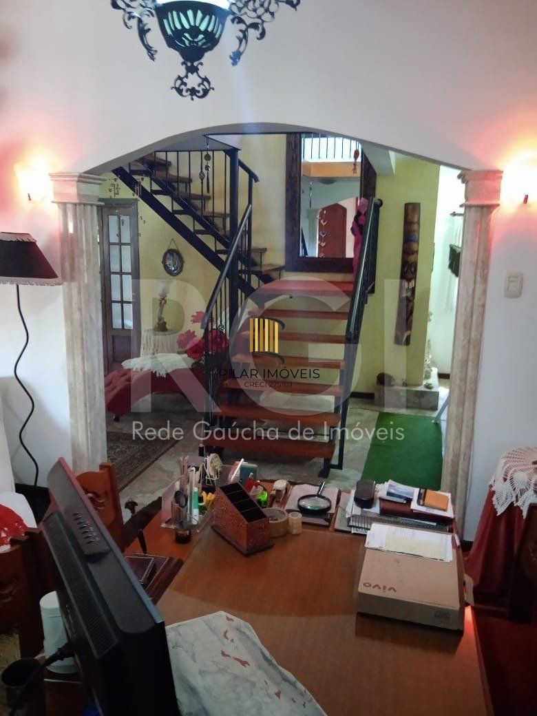 Casa para Venda - 750m², 6 dormitórios, sendo 3 suites, 4 vagas - Partenon