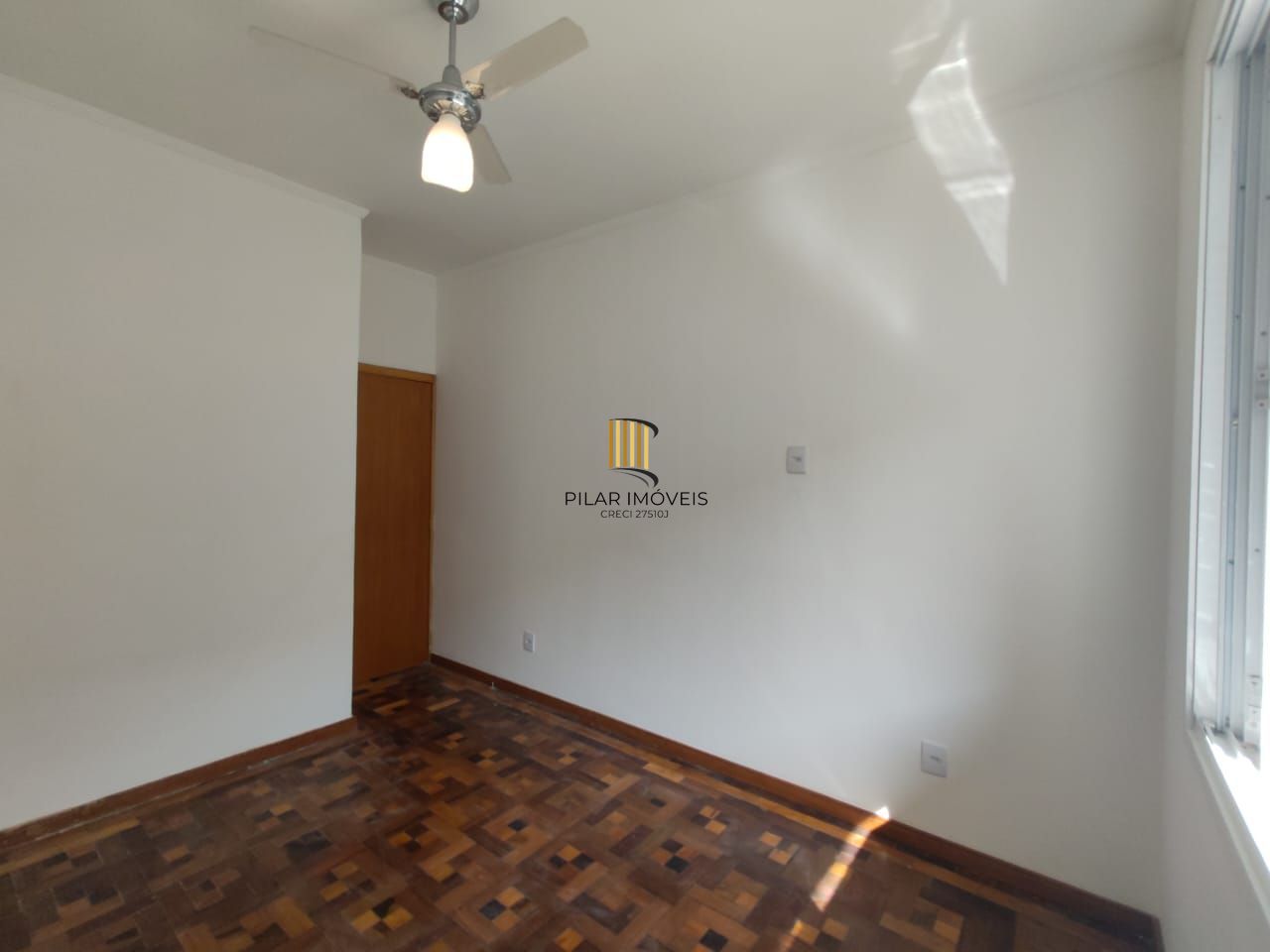 Apartamento Reformado de 2 Dormitórios com Sacada no Menino Deus, Porto Alegre