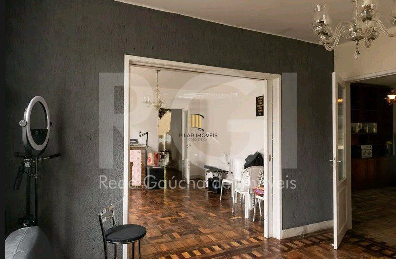 Casa para Venda - 210m², 4 quartos, sendo 1 suites, 4 vagas - Petrópolis