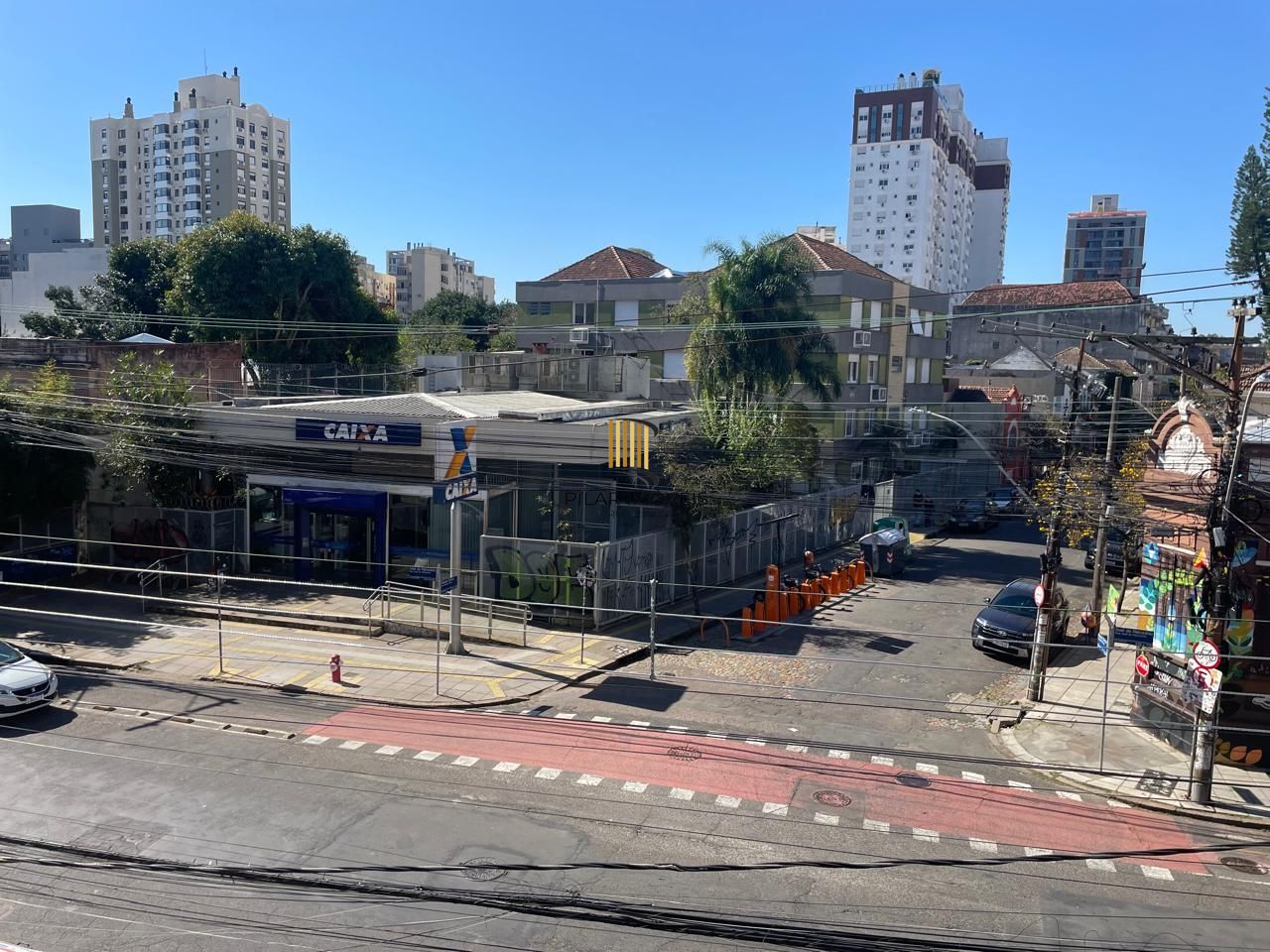Na José do Patrocínio, um endereço tradicional e cheio de conveniência, apresento este JK amplo