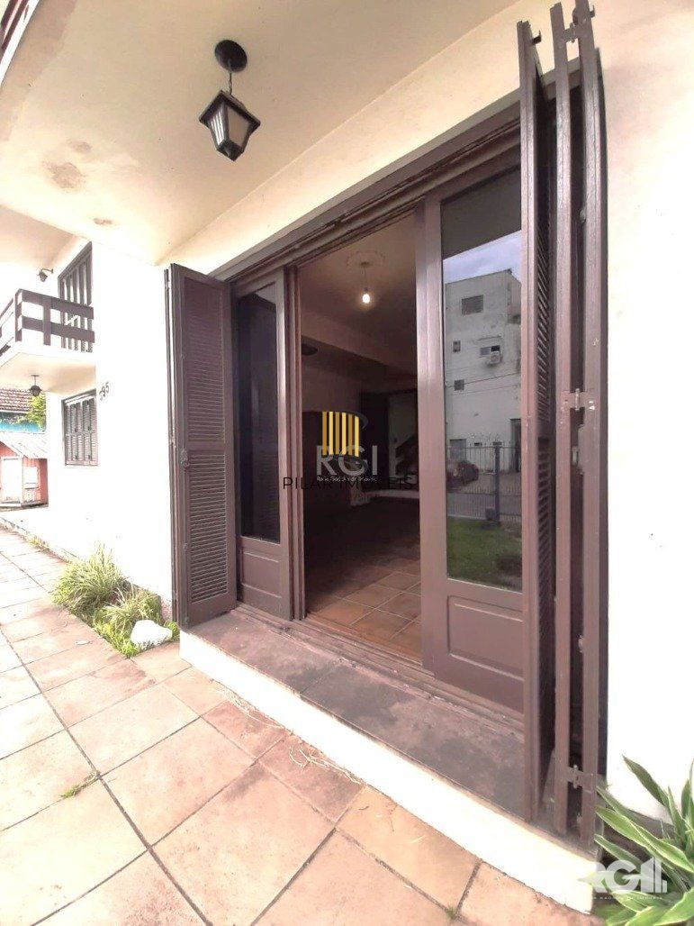 Casa com 351,60m2 de área construída em propriedade de 743m2 no Bairro Jardim Carvalho.