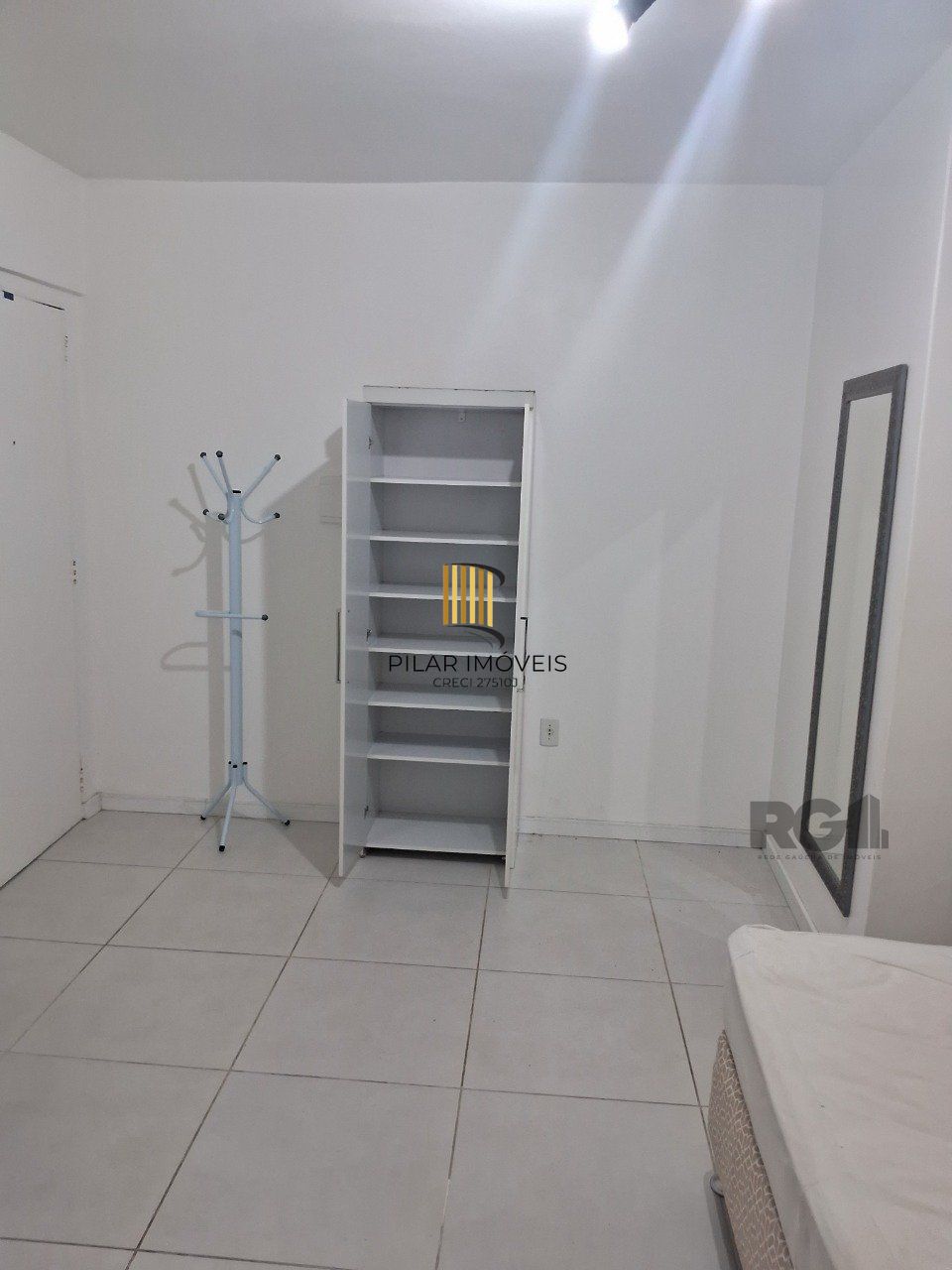 JK reformado na Cidade Baixa com portaria e elevador