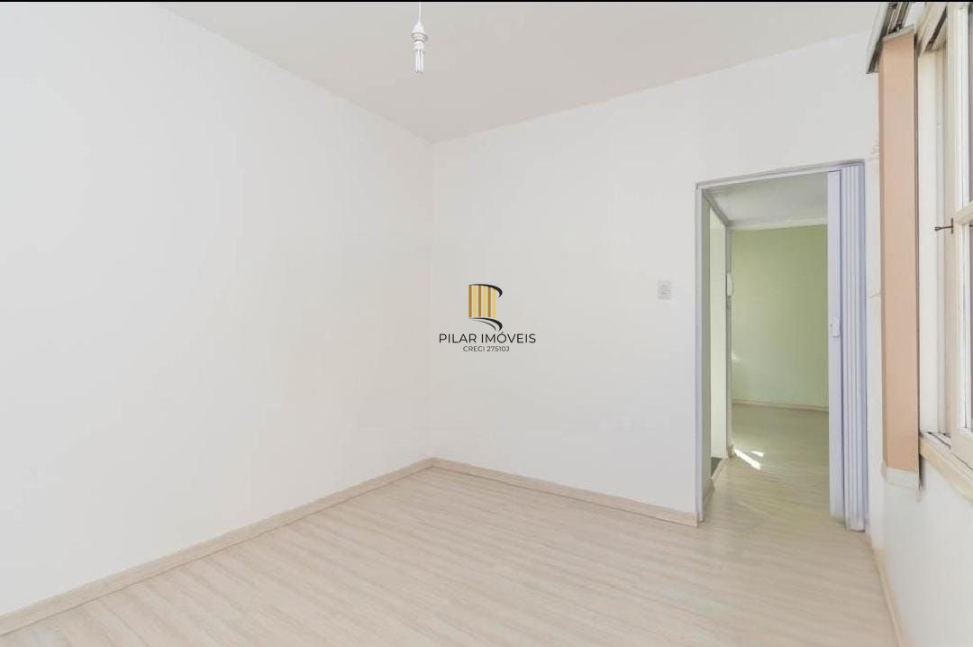 Apartamento amplo e arejado, com excelente iluminação natural e ventilação cruzada.