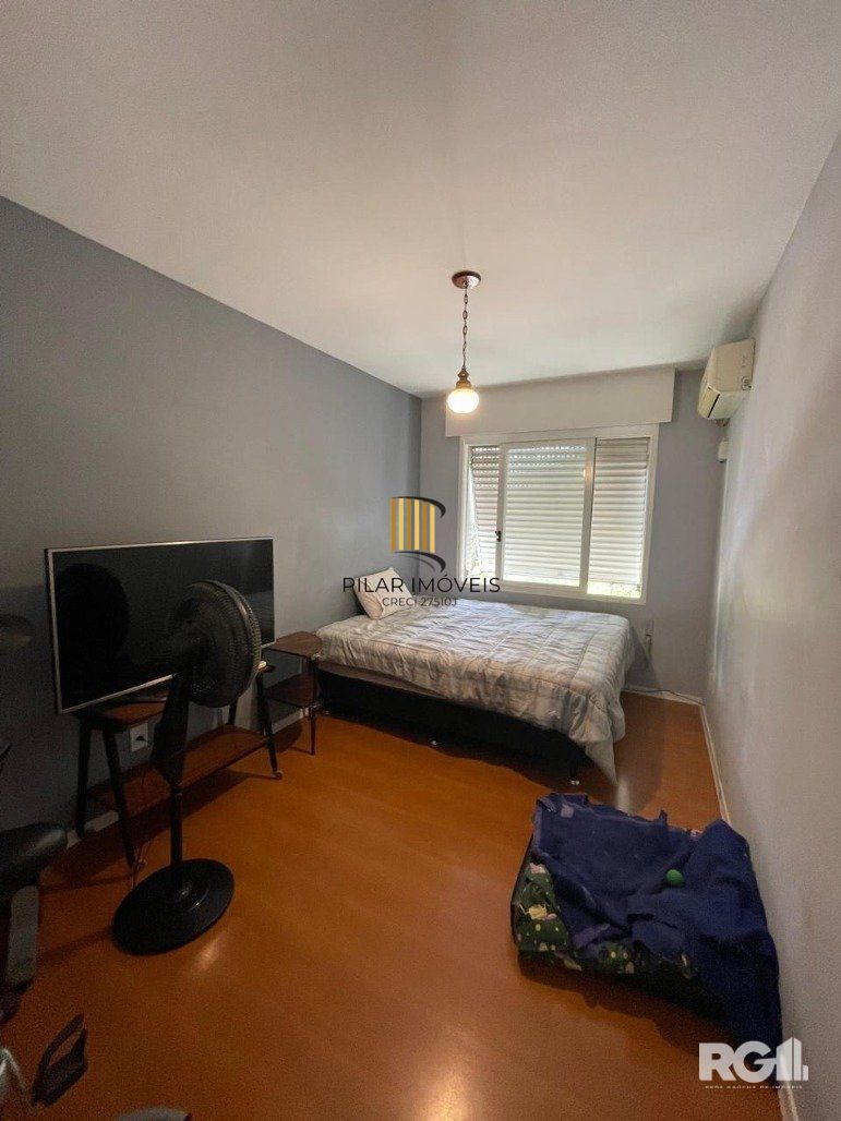 Apartamento de 2 dormitórios sendo um com sacada e garagem para 2 carros.