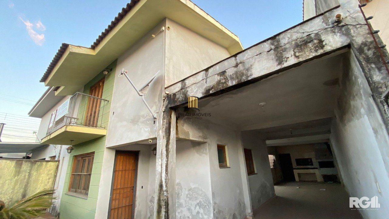 Casa à venda na Rua Martinho Lutero, localizada no bairro Harmonia em Canoas, RS.