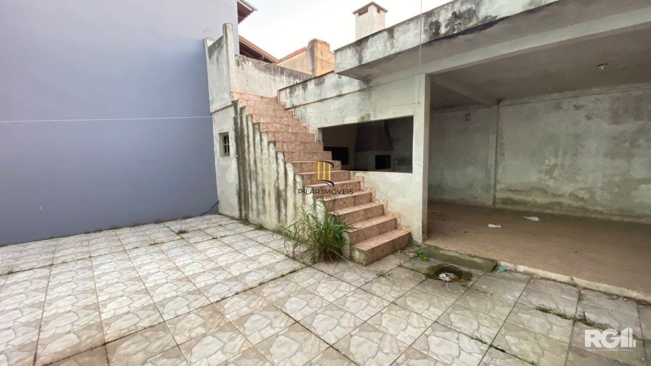 Casa à venda na Rua Martinho Lutero, localizada no bairro Harmonia em Canoas, RS.