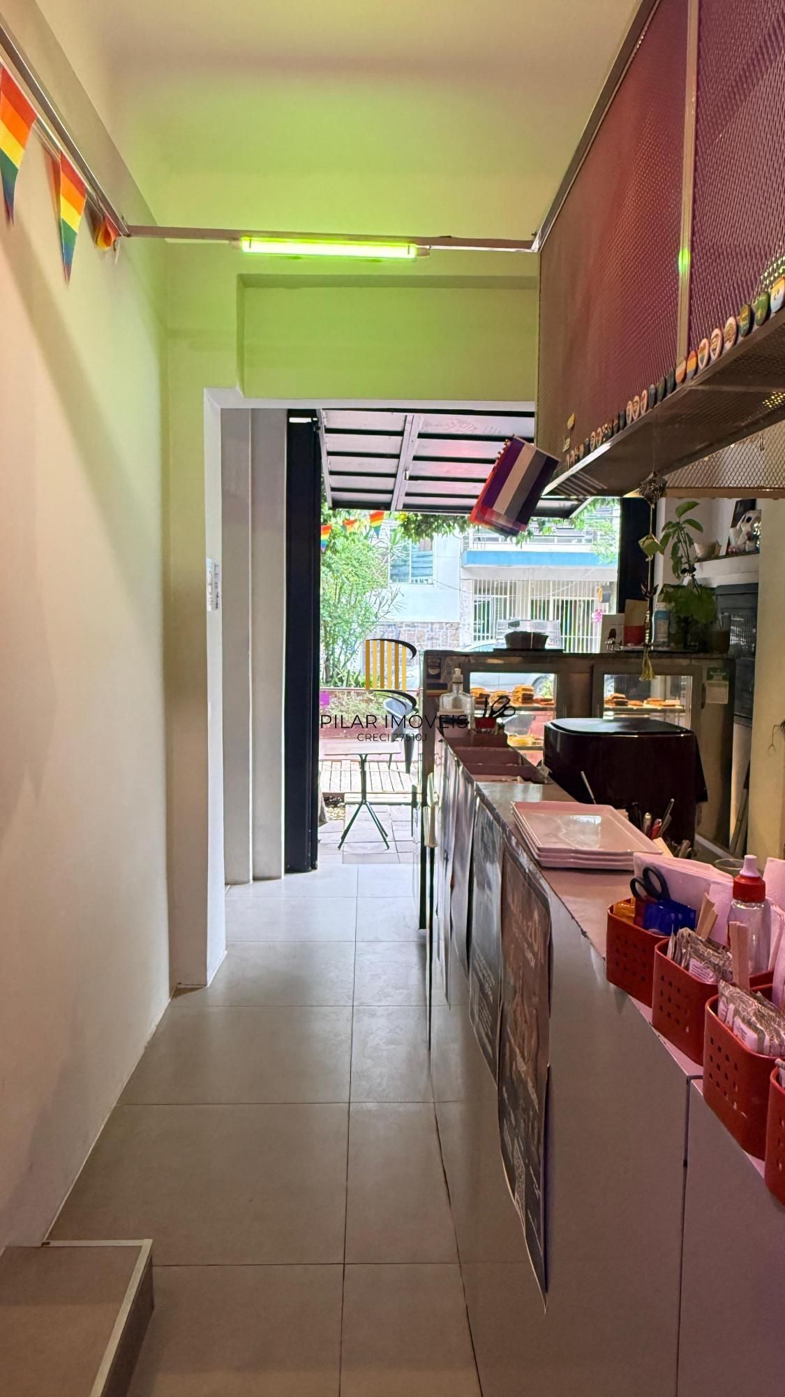 Prédio na Andre da Rocha com garagem