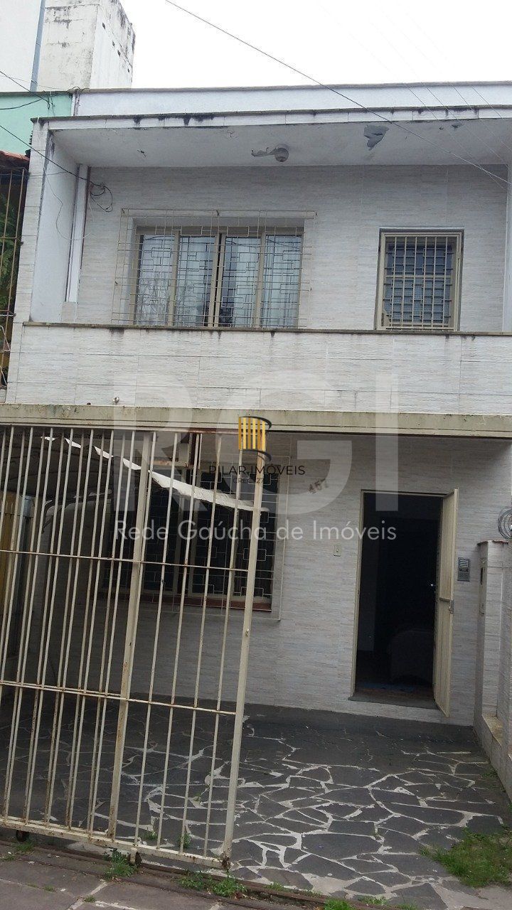 Casa com 4 quartos, 4 banheiros  e amplo pátio no miolo do bairro Cidade Baixa!