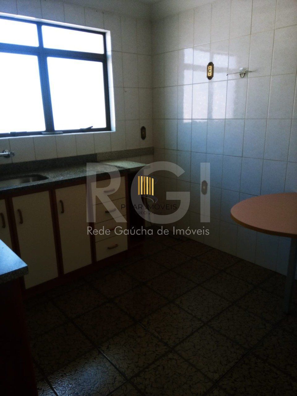 Apartamento desocupado, 2 quartos, andar alto, garagem  na Cidade Baixa.