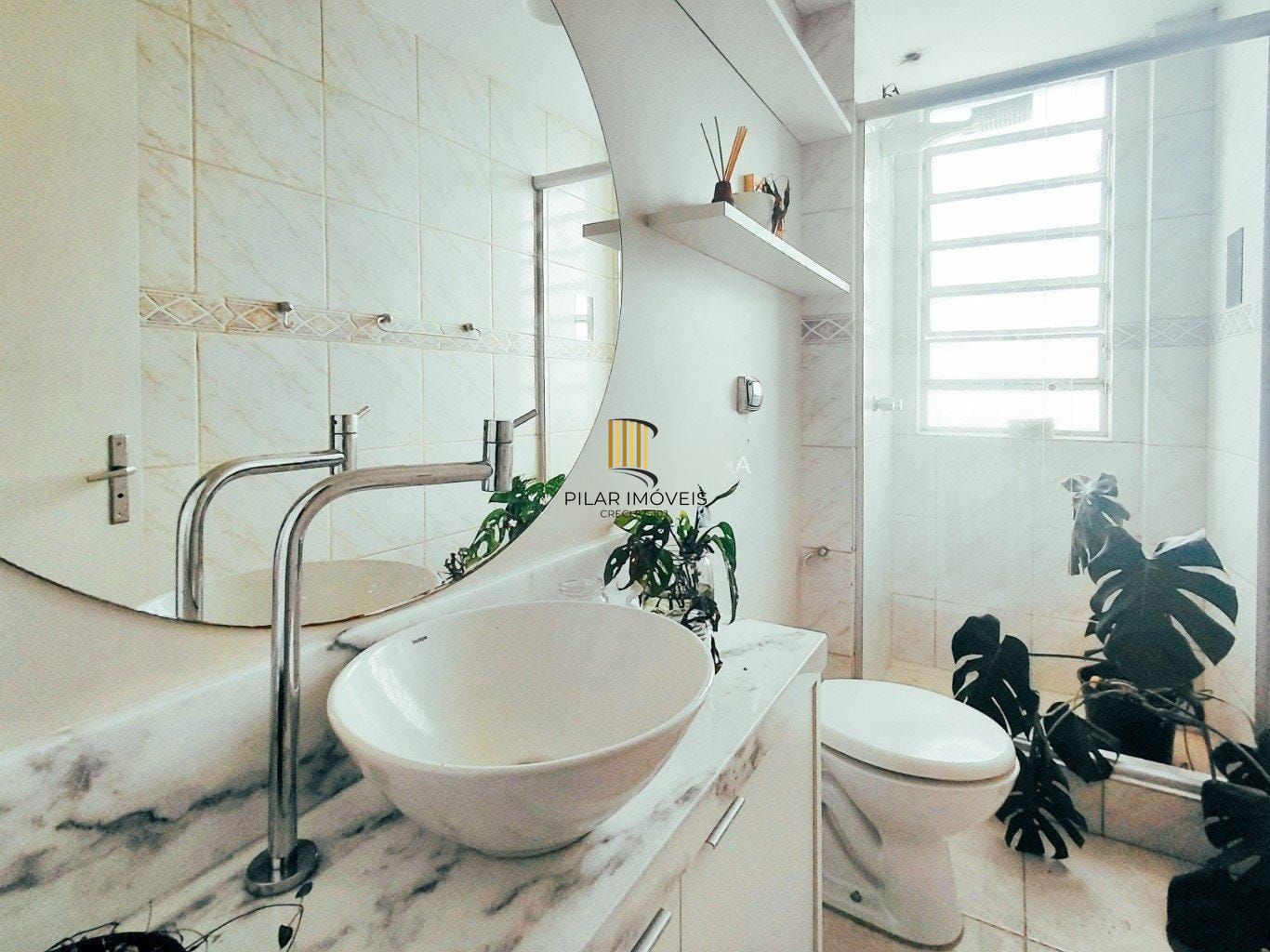 Apartamento 2 Dormitórios na Curupaiti com Vaga de Garagem – Completo e Bem Localizado