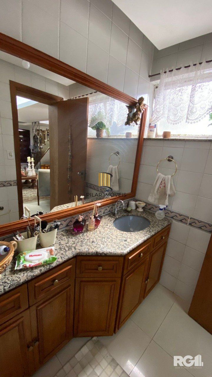 CASA AMPLA 3 DORMITÓRIOS NO ANDAR SUPERIOR NA CIDADE BAIXA .