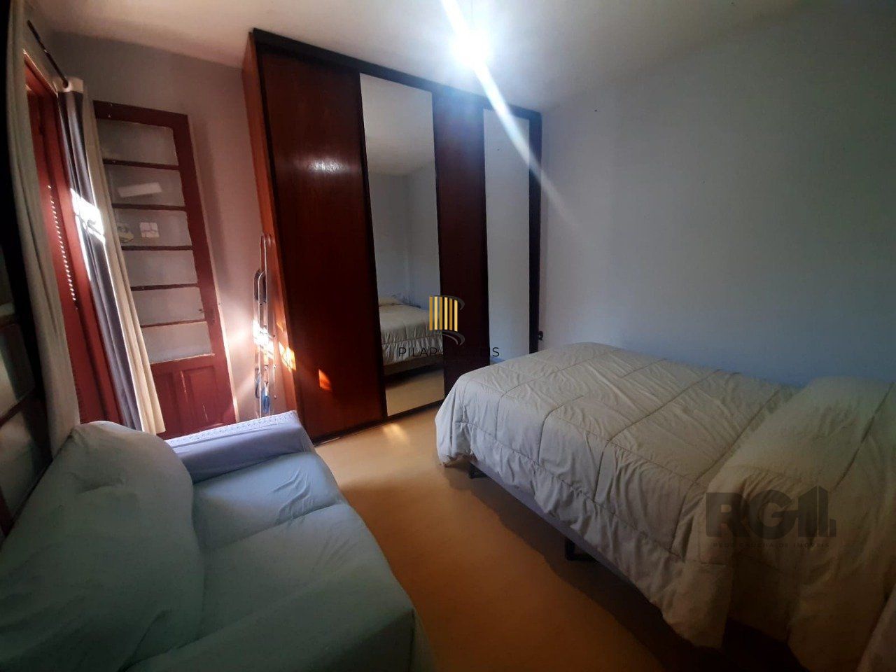 Apartamento 2 dormitórios, com dependência, de frente a fundos, com sacada, bair