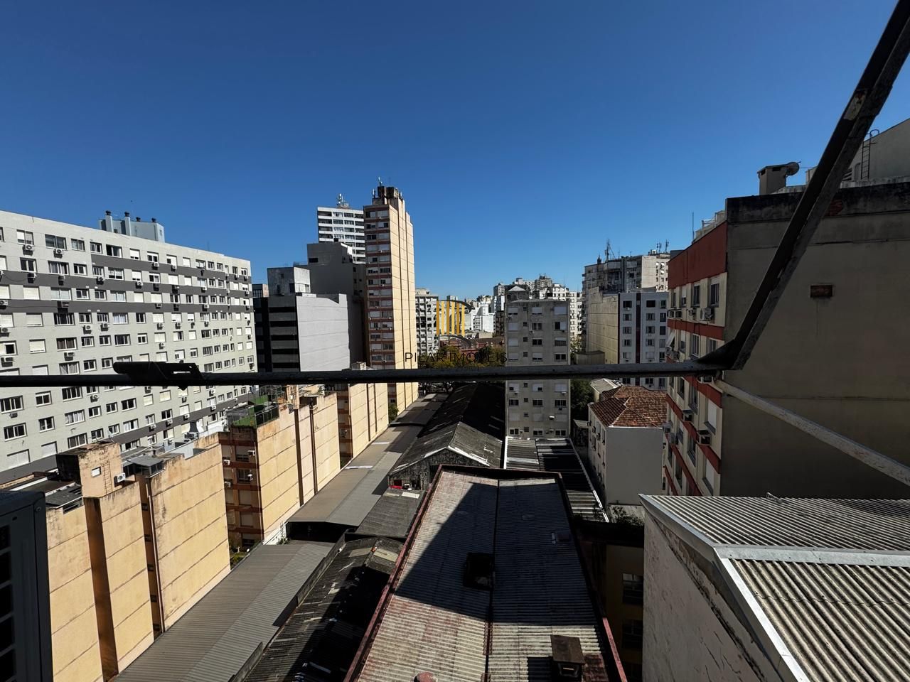 Apartamento de 2 dormitórios, fundos, andar alto.