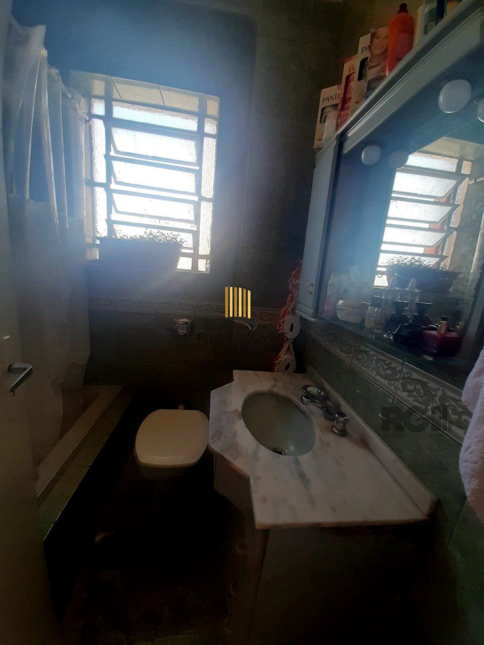 Apartamento 2 dormitórios, com dependência, de frente a fundos, com sacada, bair