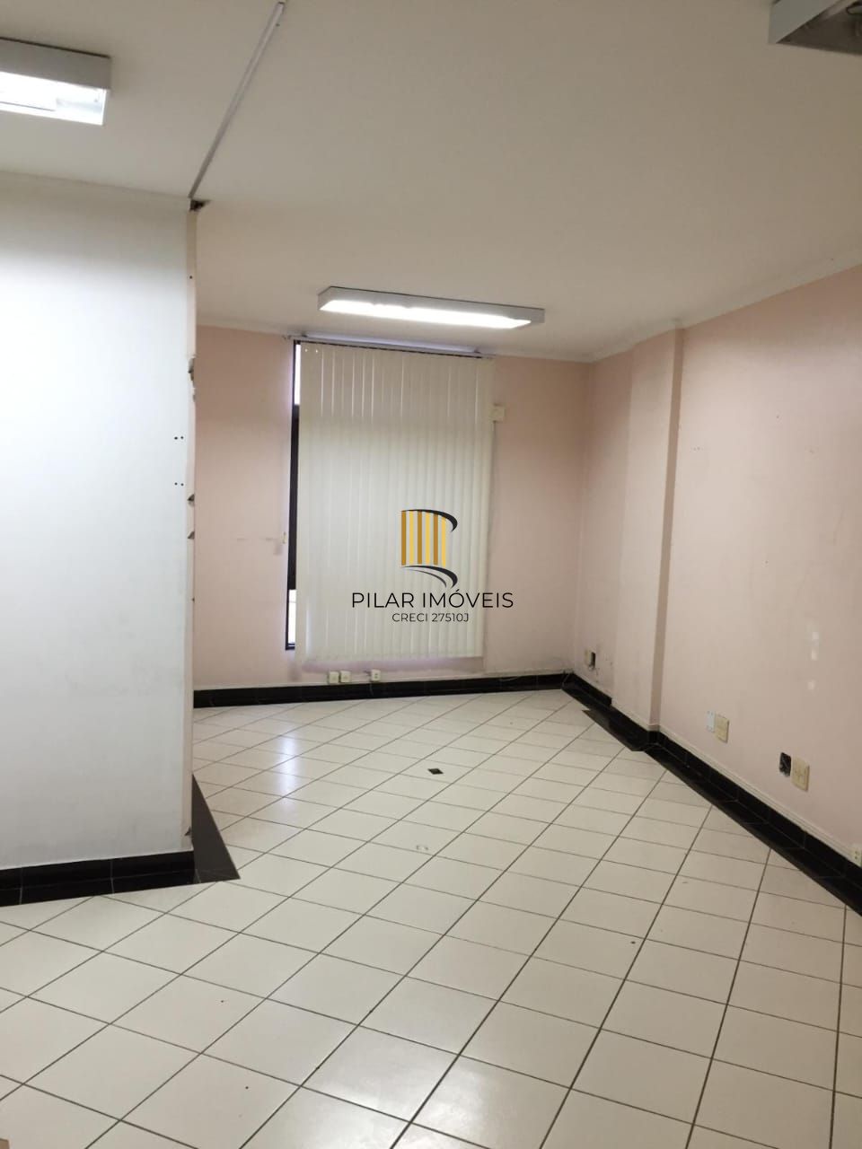 Sala Comercial 52m² na Praça 15 de Novembro — Elevador e Portaria