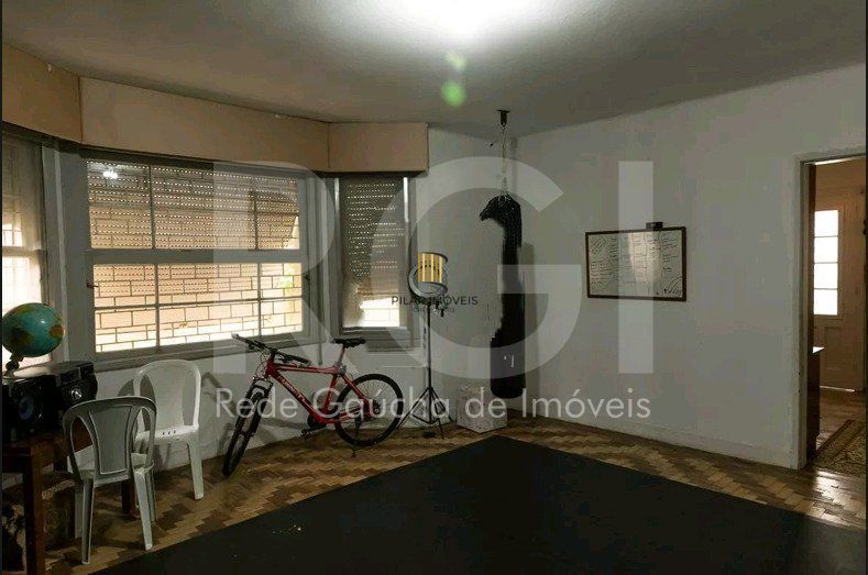 Casa para Venda - 210m², 4 quartos, sendo 1 suites, 4 vagas - Petrópolis