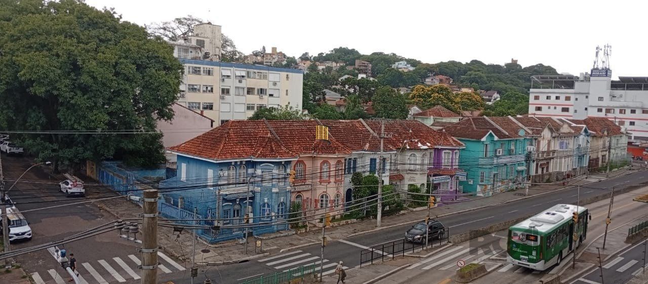 Apartamento de 02 dormitórios, de frente com elevador bairro Partenon- Porto Ale