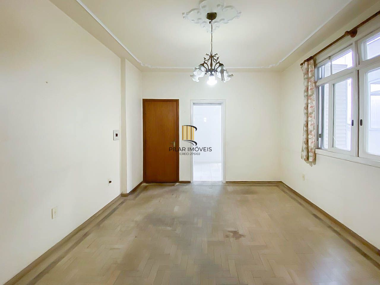 Apartamento amplo de 3 dormitórios, ensolarado, com portaria 24h próximo à UFRGS