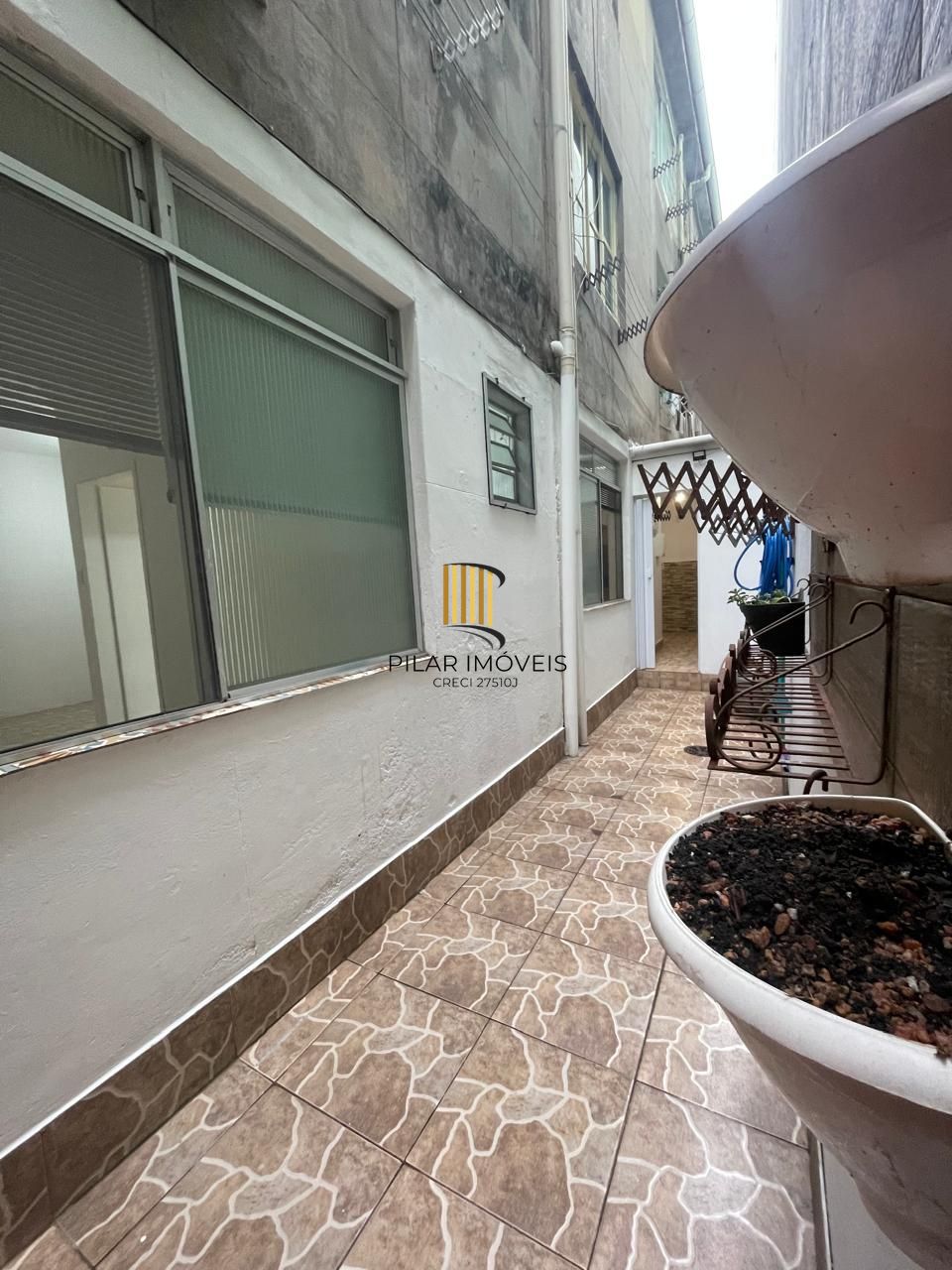 Parte da área externa que possui uma cobertura, após a venda, deve voltar a forma original, sem cobertura. Apartamento estilo garden com área externa privativa, 02 quartos com ventilador de teto, livi