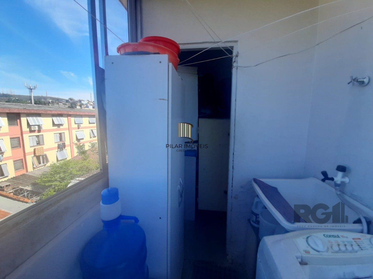 Apartamento 2 dormitórios, com dependência, de frente a fundos, com sacada, bair