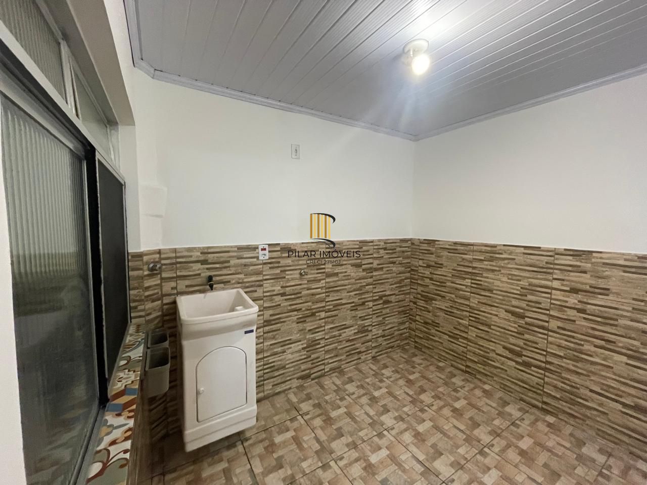 Parte da área externa que possui uma cobertura, após a venda, deve voltar a forma original, sem cobertura. Apartamento estilo garden com área externa privativa, 02 quartos com ventilador de teto, livi