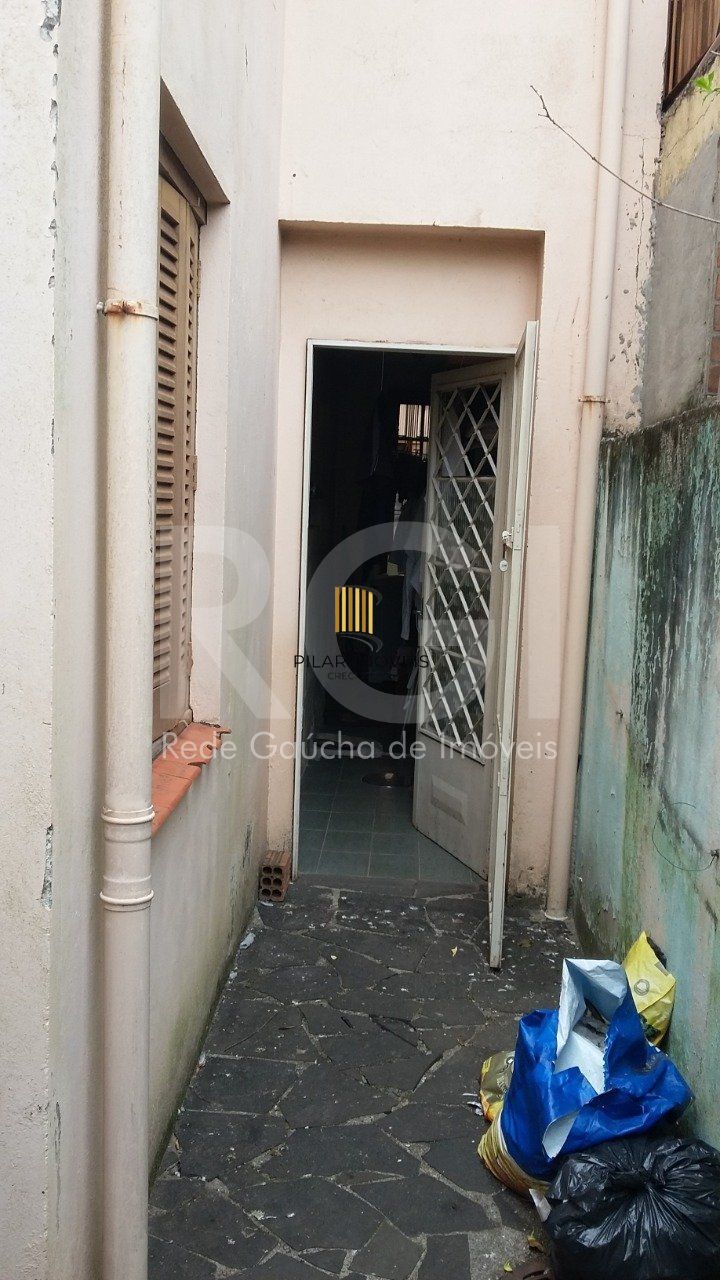 Casa com 4 quartos, 4 banheiros  e amplo pátio no miolo do bairro Cidade Baixa!