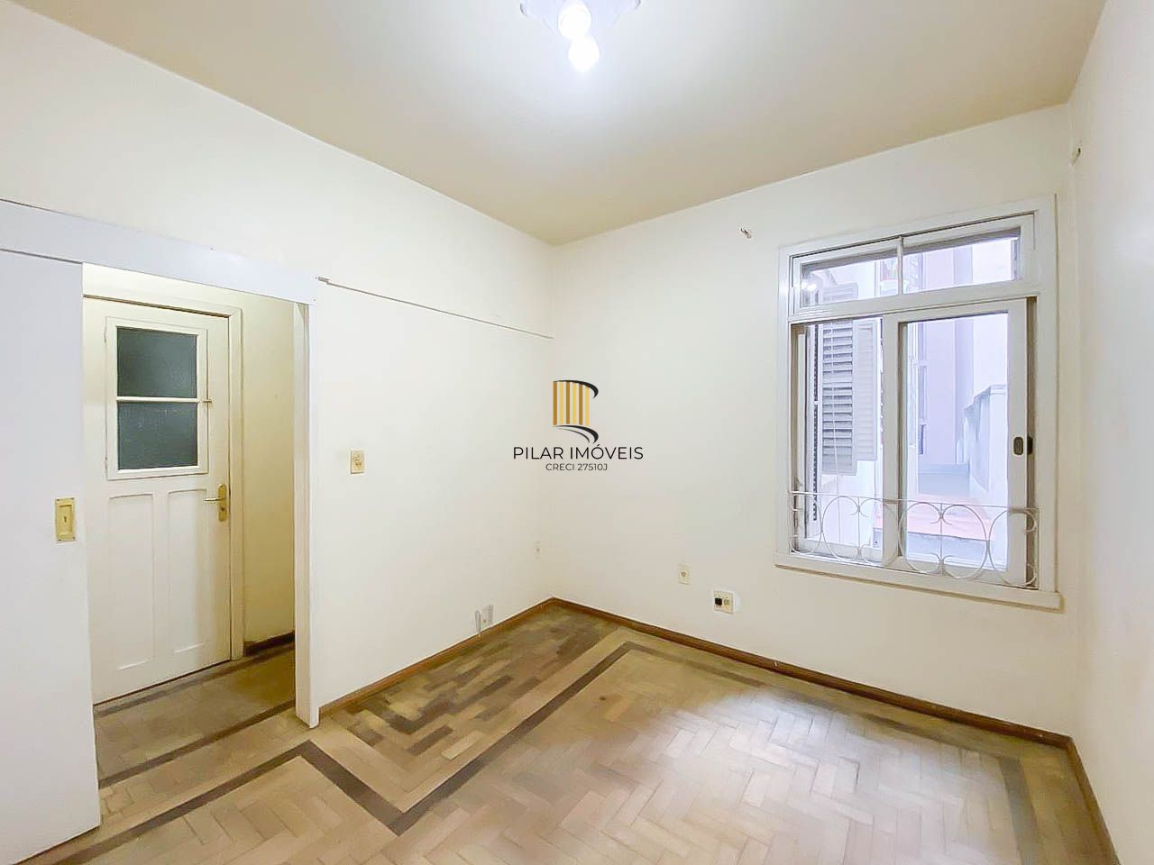 Apartamento amplo de 3 dormitórios, ensolarado, com portaria 24h próximo à UFRGS