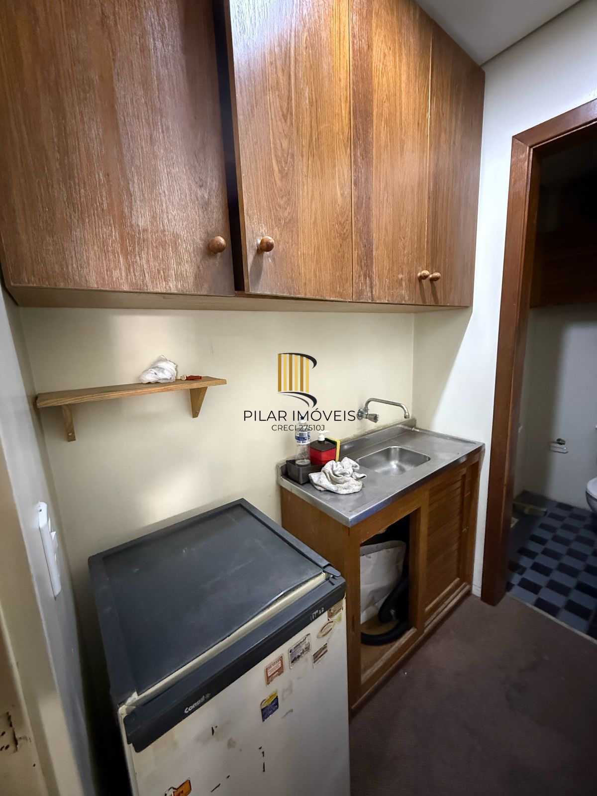 Sala comercial duplex com 71m², 2 banheiros e mobiliada na Cidade Baixa