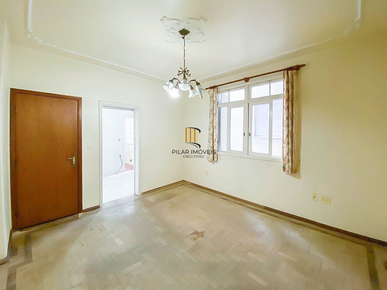 Apartamento amplo de 3 dormitórios, ensolarado, com portaria 24h próximo à UFRGS