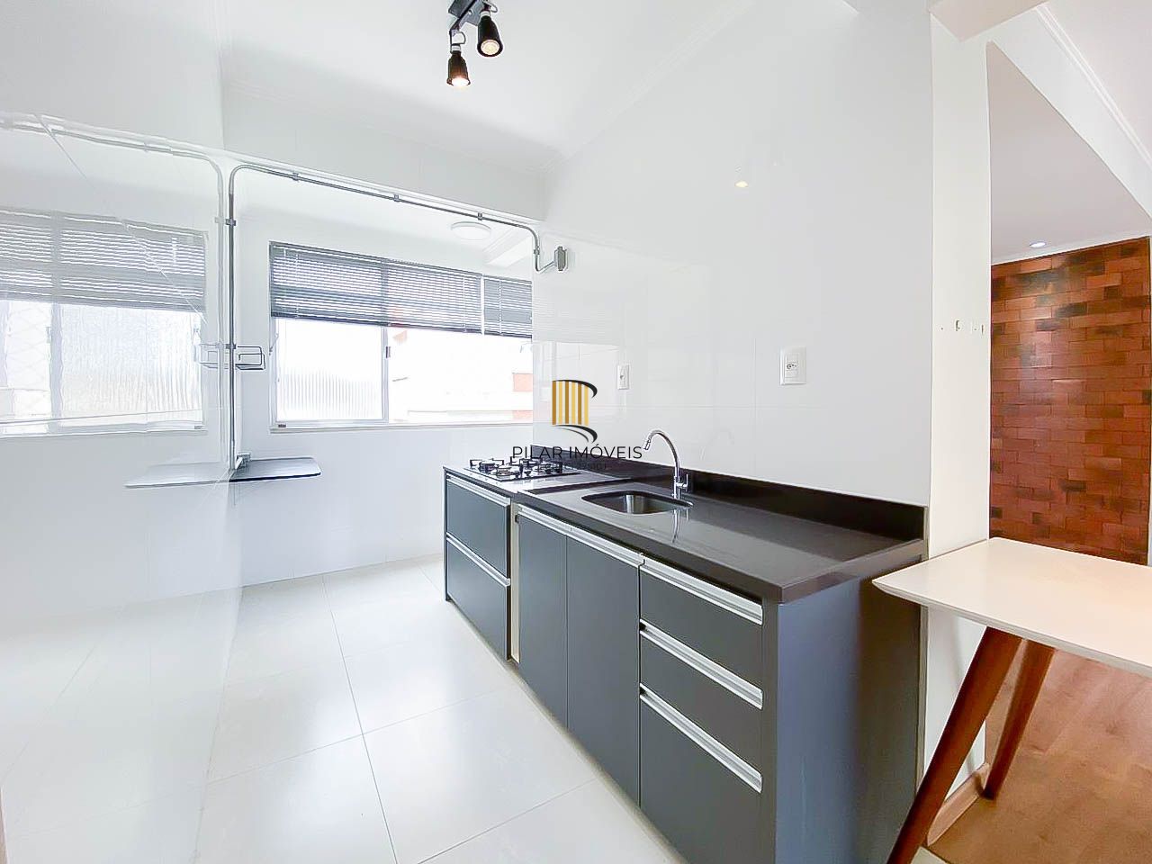 Apartamento 2 Dormitórios com Vaga Coberta e Cozinha Planejada no Bom Fim