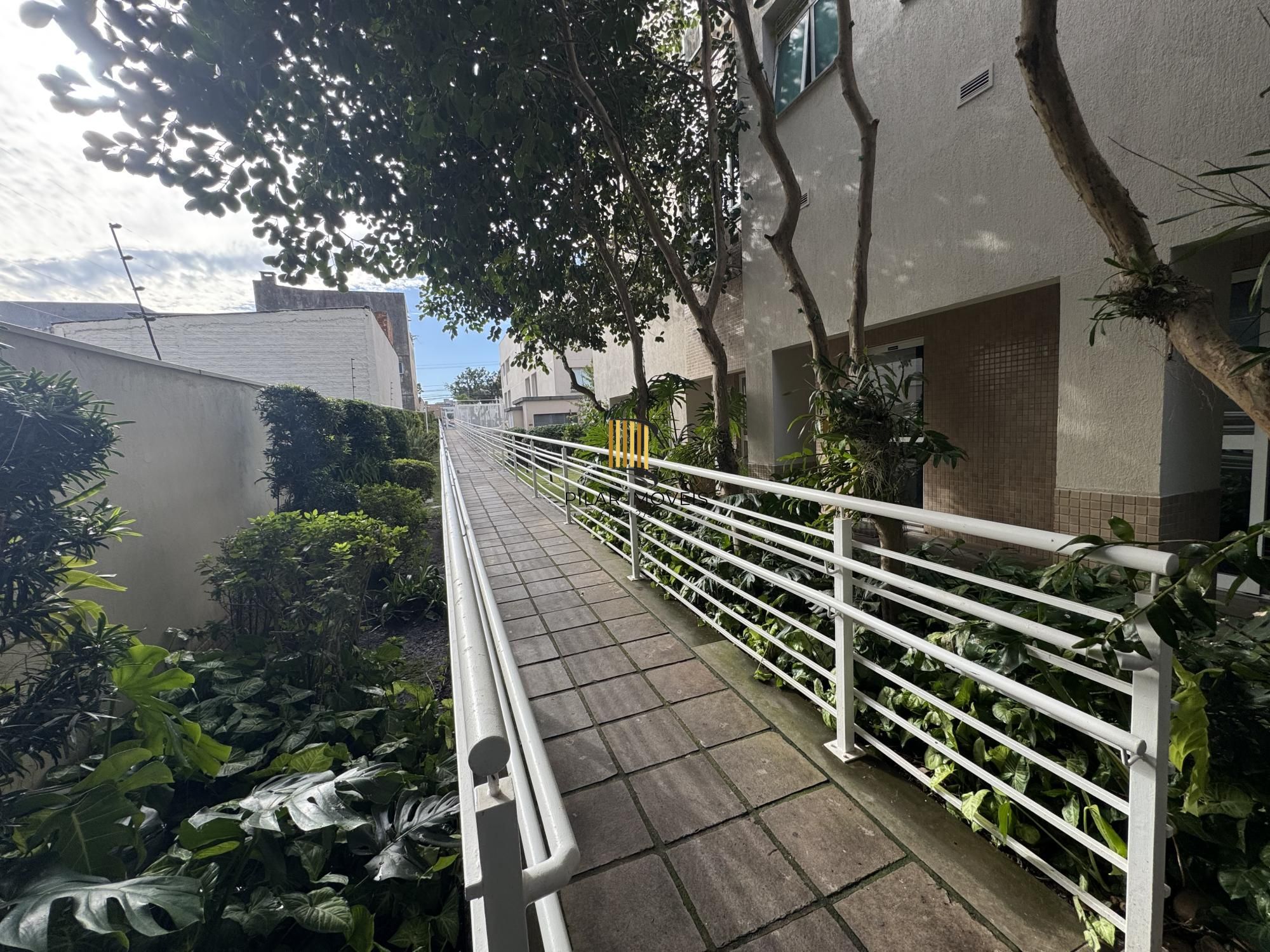 Apartamento em andar alto, posição solar norte/nascente, com excelente iluminação e ventilação natural.