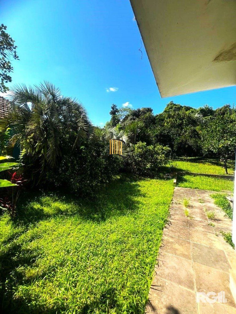 Casa com 351,60m2 de área construída em propriedade de 743m2 no Bairro Jardim Carvalho.