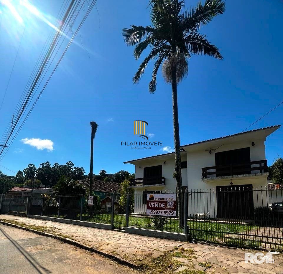 Casa com 351,60m2 de área construída em propriedade de 743m2 no Bairro Jardim Carvalho.