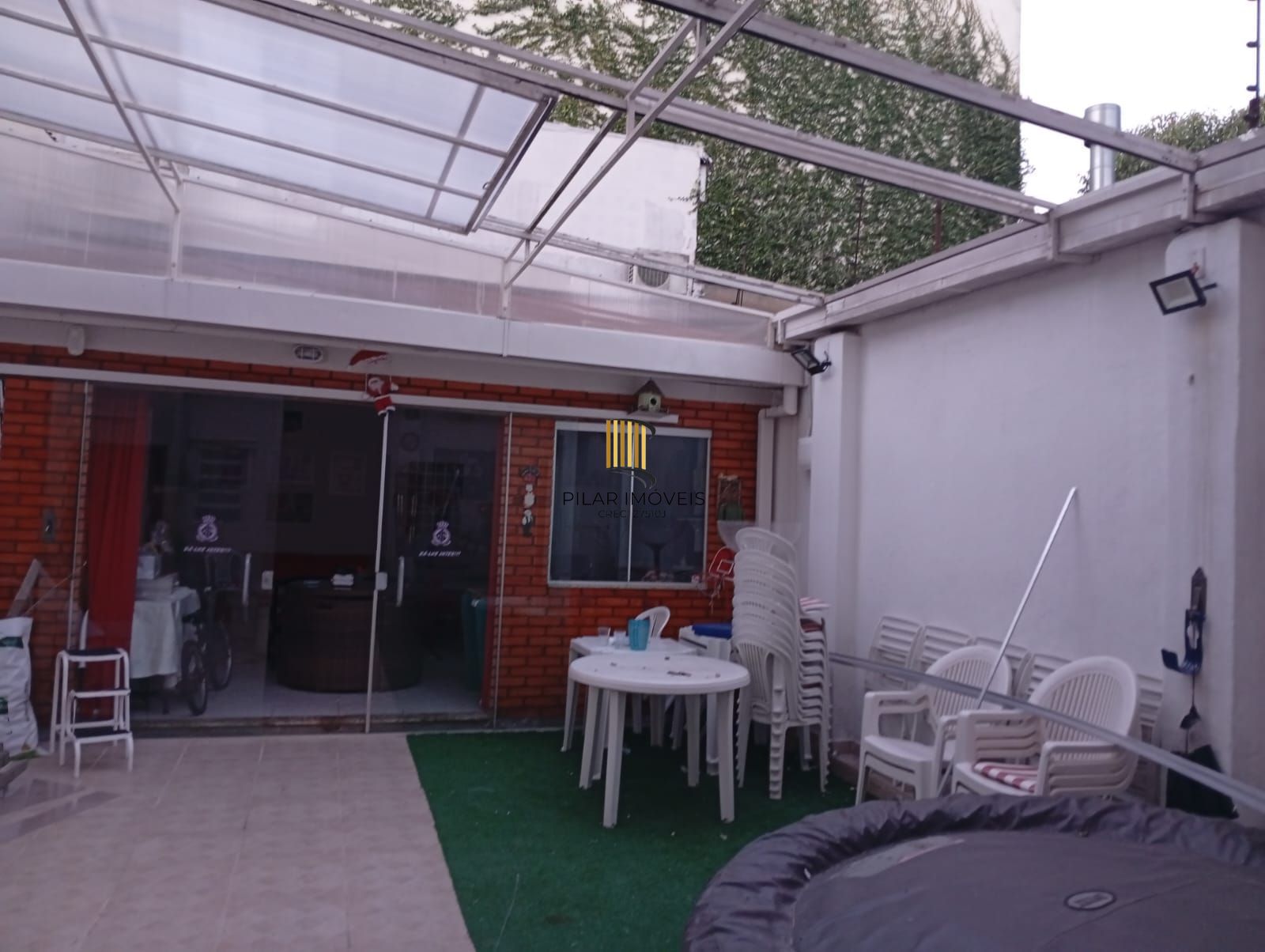 Casa com 5 quartos , 7 banheiros e pátio!