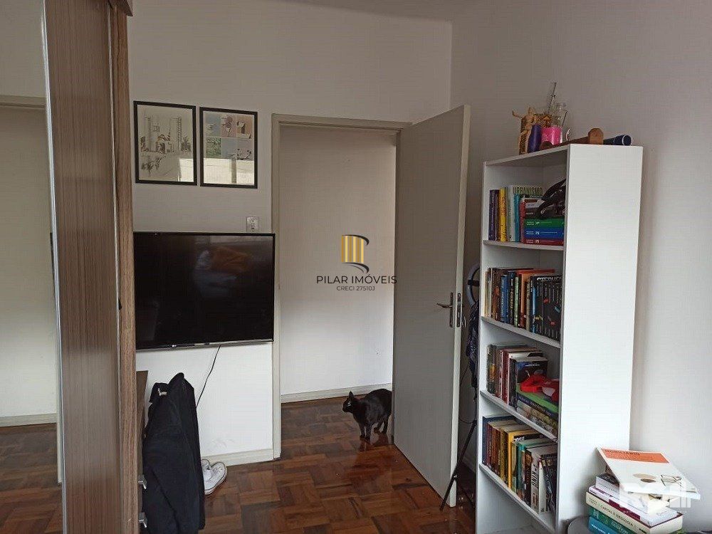 Apartamento à venda na Cidade Baixa – 2 dormitórios, de frente, com sacada integrada – Somente para investidor.