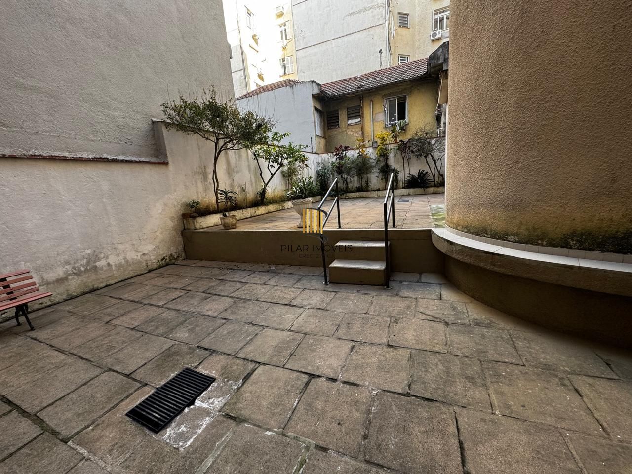 Apartamento no Centro Histórico de Porto Alegre – 2 dormitórios e 2 banheiros, dependência e elevador.