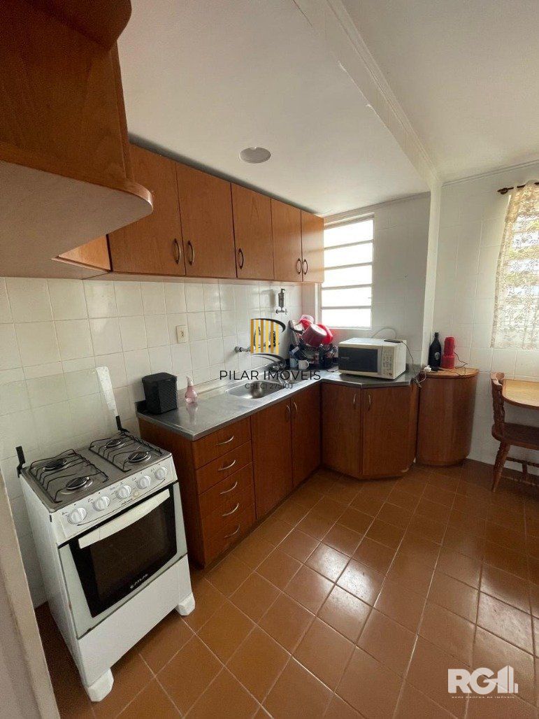 Apartamento de 2 dormitórios sendo um com sacada e garagem para 2 carros.