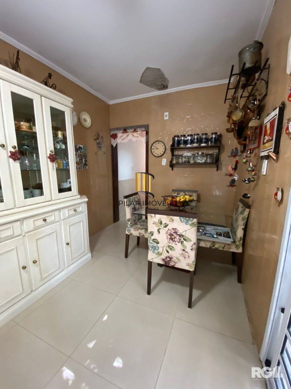 CASA AMPLA 3 DORMITÓRIOS NO ANDAR SUPERIOR NA CIDADE BAIXA .