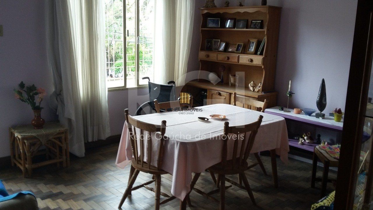 Casa com 4 quartos, 4 banheiros  e amplo pátio no miolo do bairro Cidade Baixa!