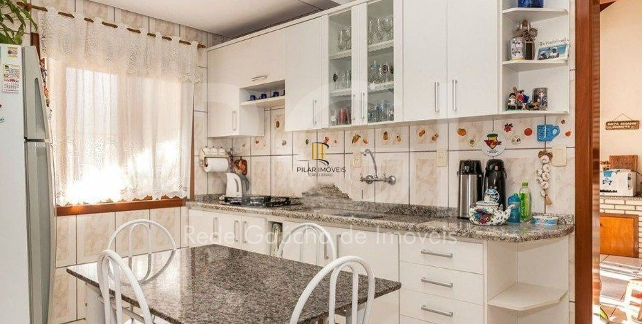 Casa para Venda - 287m², 4 dormitórios, sendo 1 suites, 4 vagas - Partenon