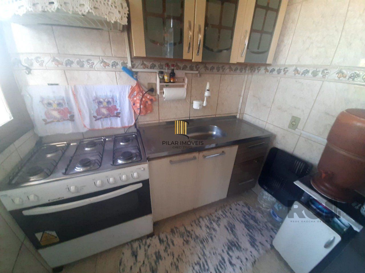 Apartamento 2 dormitórios, com dependência, de frente a fundos, com sacada, bair